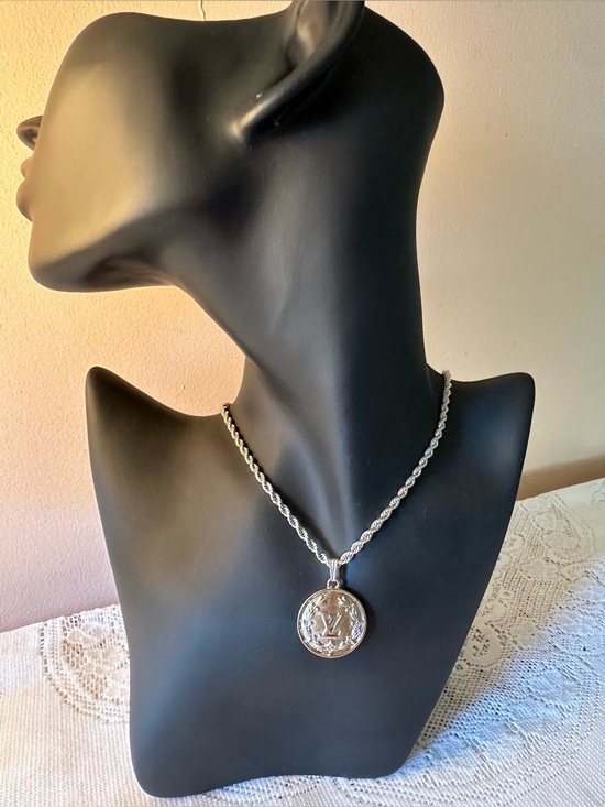 Jewelry - Silver Medallion Pendant Necklace - Silver
